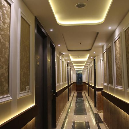 Hotel Gold Stone Kanpur Buitenkant foto