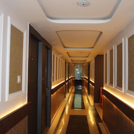 Hotel Gold Stone Kanpur Buitenkant foto