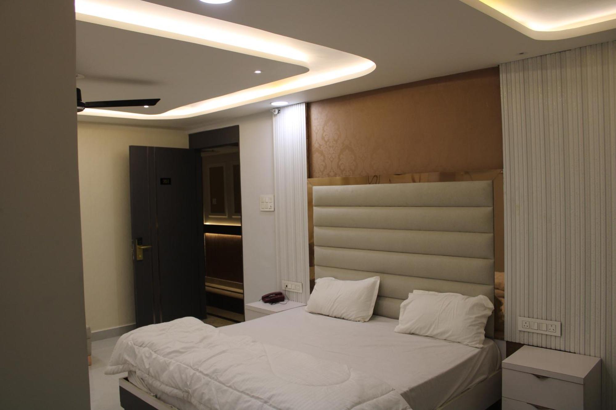 Hotel Gold Stone Kanpur Buitenkant foto