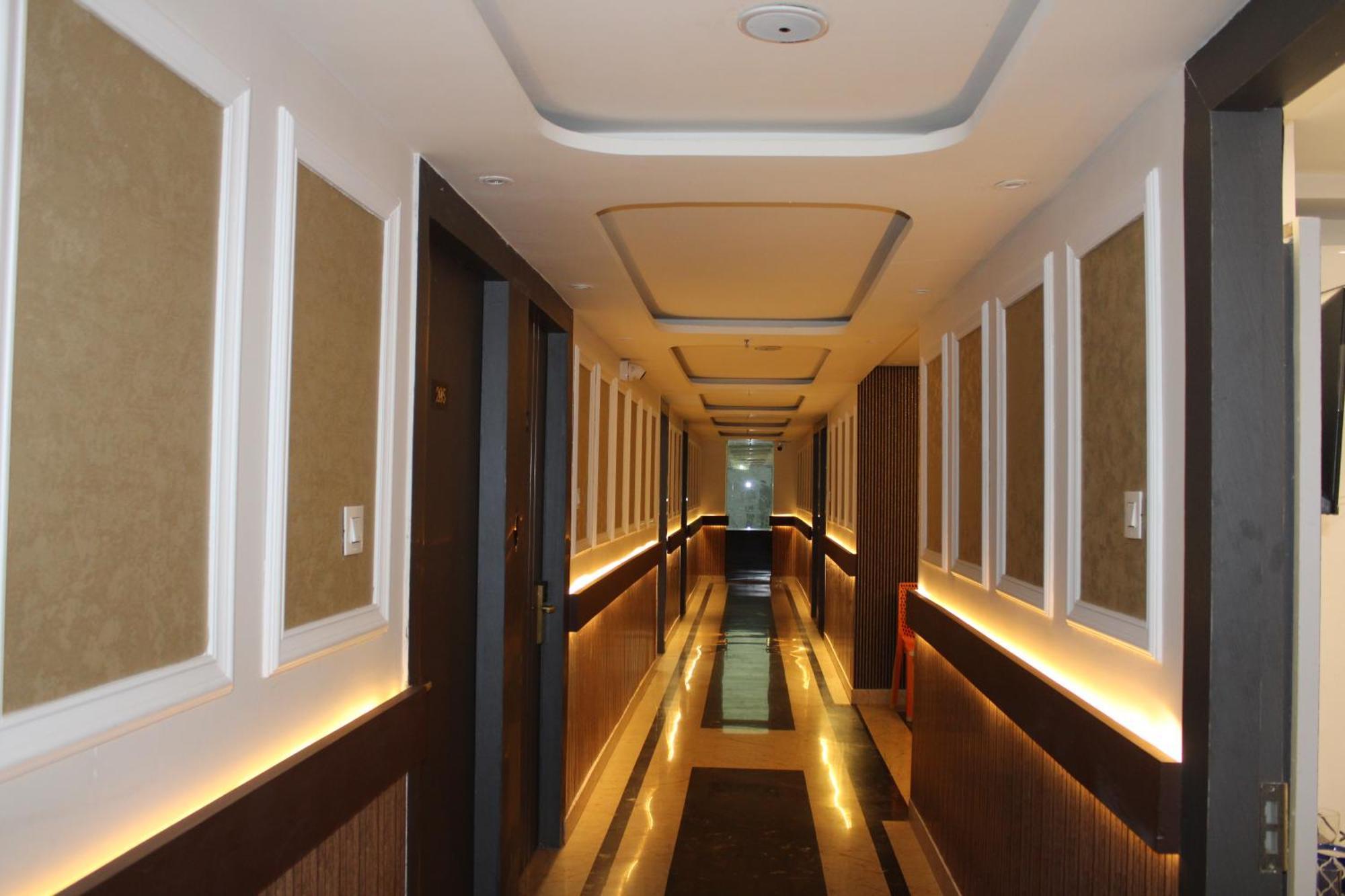 Hotel Gold Stone Kanpur Buitenkant foto
