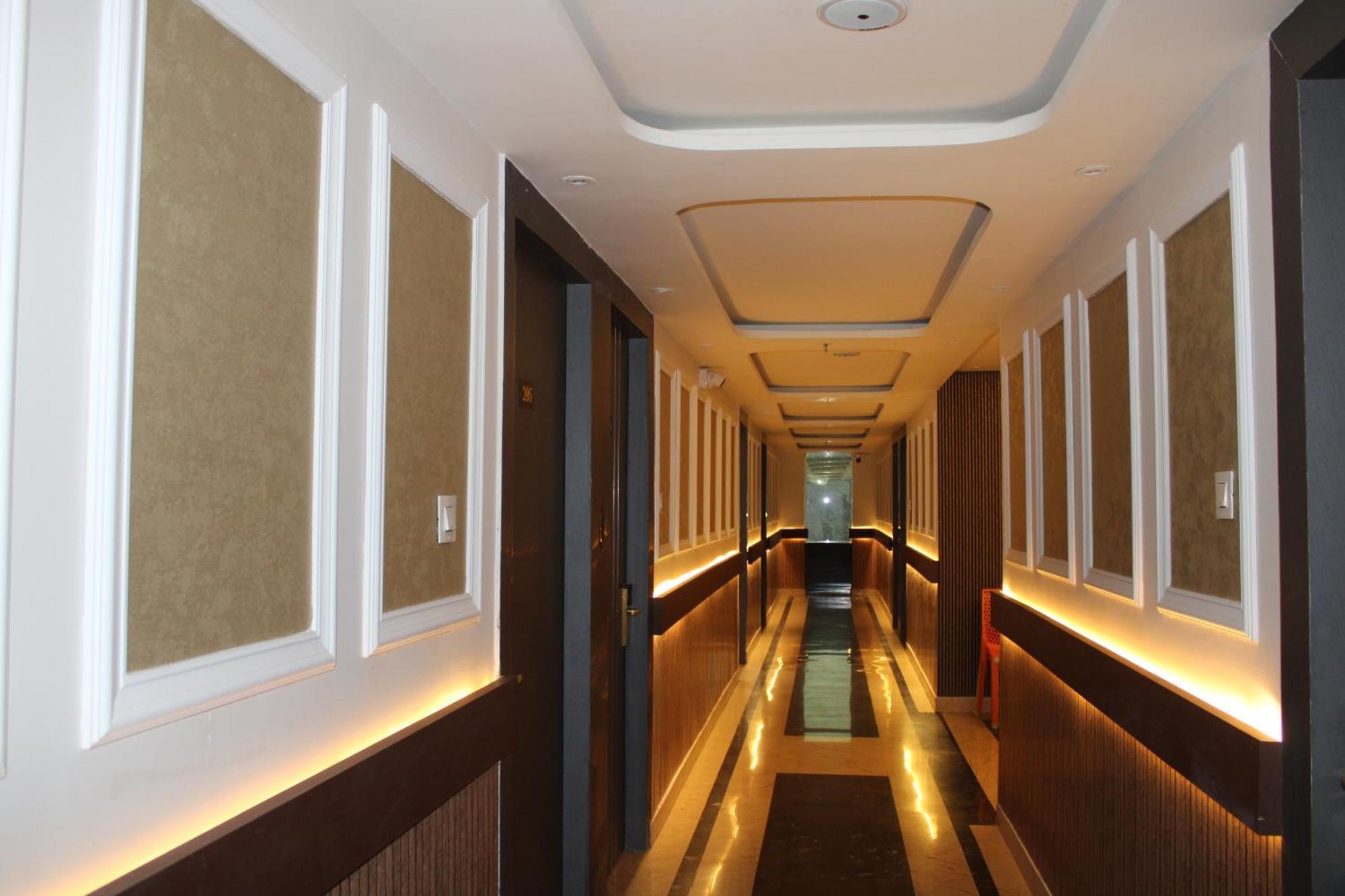 Hotel Gold Stone Kanpur Buitenkant foto