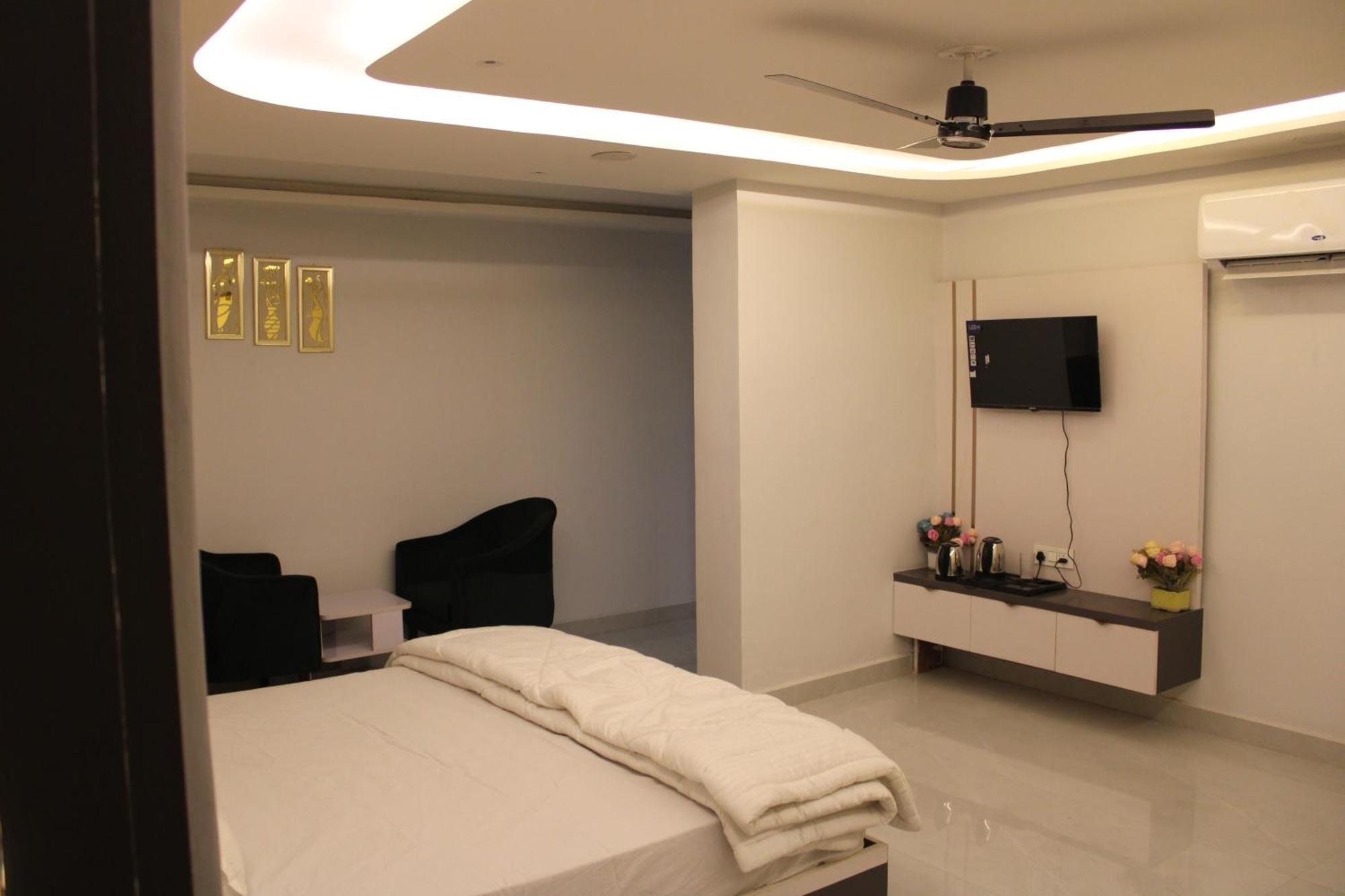 Hotel Gold Stone Kanpur Buitenkant foto